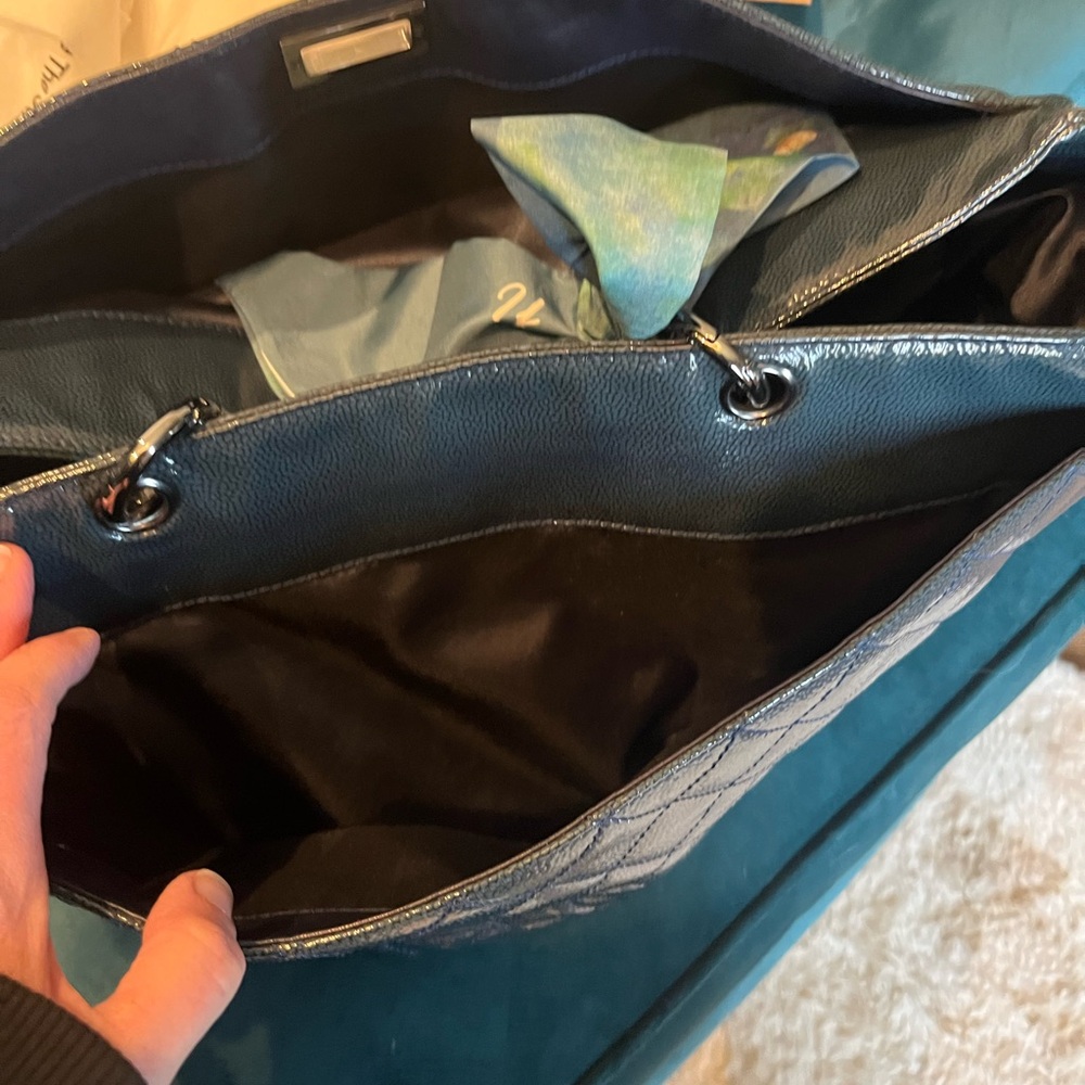 Elegant Teal Blue Quilted Handbag - Picture 8 of 10